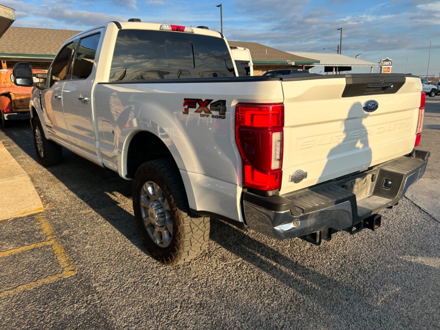 2021 White Ford F-250 SD King Ranch Crew Cab 4WD (1FT8W2BT5ME) with an 6.7L V8 OHV 16V DIESEL engine, 6A transmission, located at 1687 Business 35 S, New Braunfels, TX, 78130, (830) 625-7159, 29.655487, -98.051491 - Photo#7